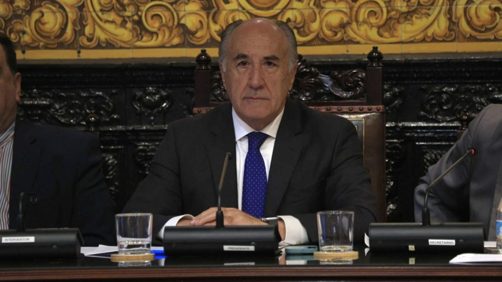 José Ignacio Landaluce, alcalde de Algeciras, preside una sesión en el ayuntamiento sentado ante la mesa consistorial.