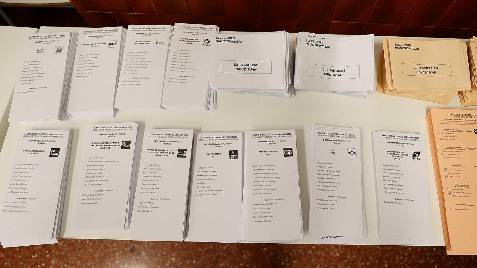 Papeletas electorales en un colegio electoral en Bilbao en verano de 2023 para las elecciones generales