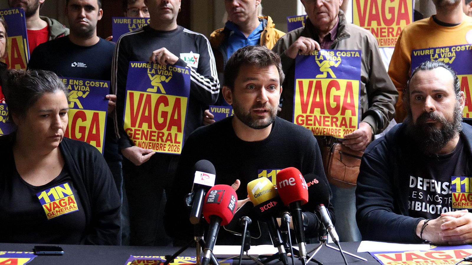 El portaveu general de la plataforma Viure Ens Costa la Vida, Ruben Páez; el portaveu del Sindicat de Llogateres, Enric Aragonès, i la portaveu de la Taula Sindical de Catalunya, Montse Sánchez, durant una roda de premsa