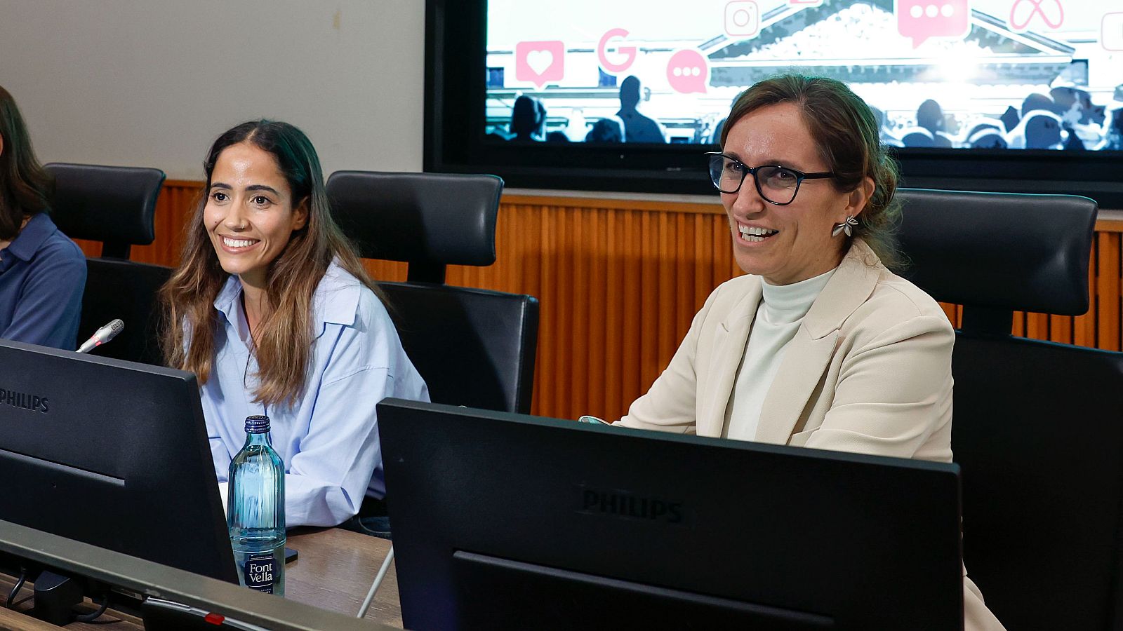 La ministra de Sanidad, Mónica García, y la diputada de Sumar en el Congreso Tesh Sidi, en un acto.