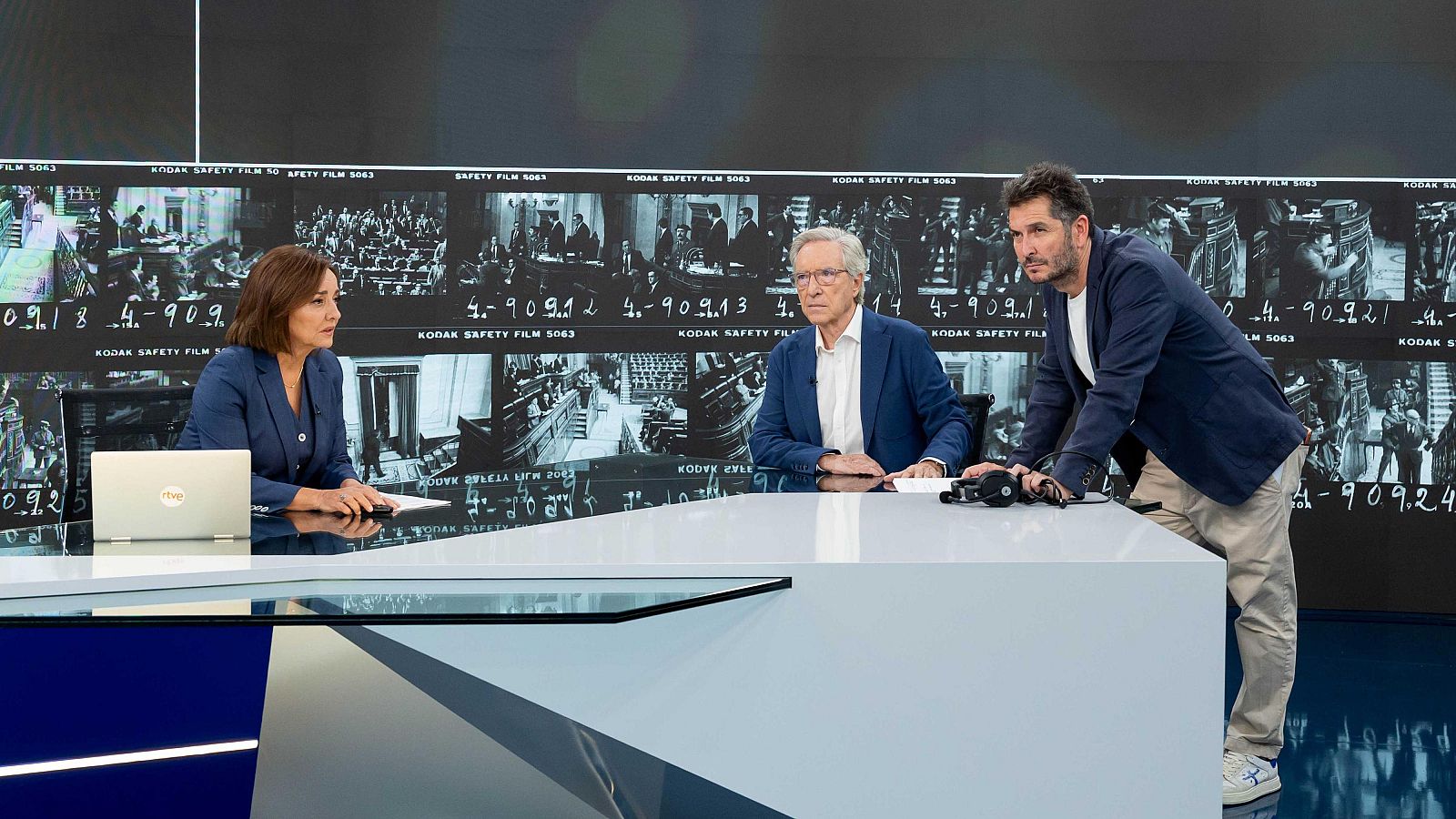 Pepa Bueno, Gabilondo y Carlos del Amor, en 'El telediario de nuestras vidas'