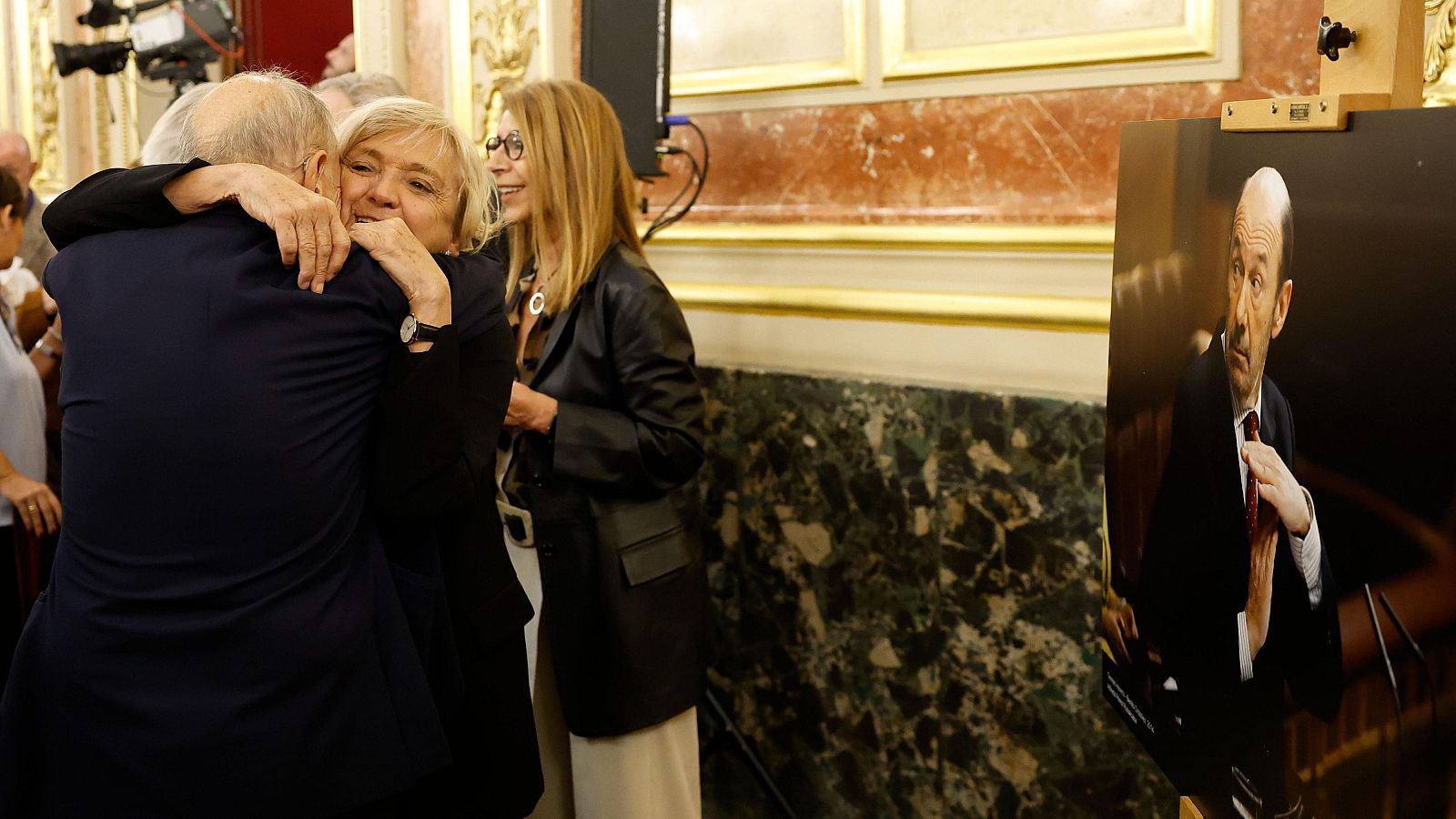 Pilar Goya Laza, viuda de Alfredo Pérez Rubalcaba, este martes en el Congreso en el acto de cambio de denominación del 'Escritorio de Comunicación' por el de 'Escritorio Alfredo Pérez Rubalcaba'.