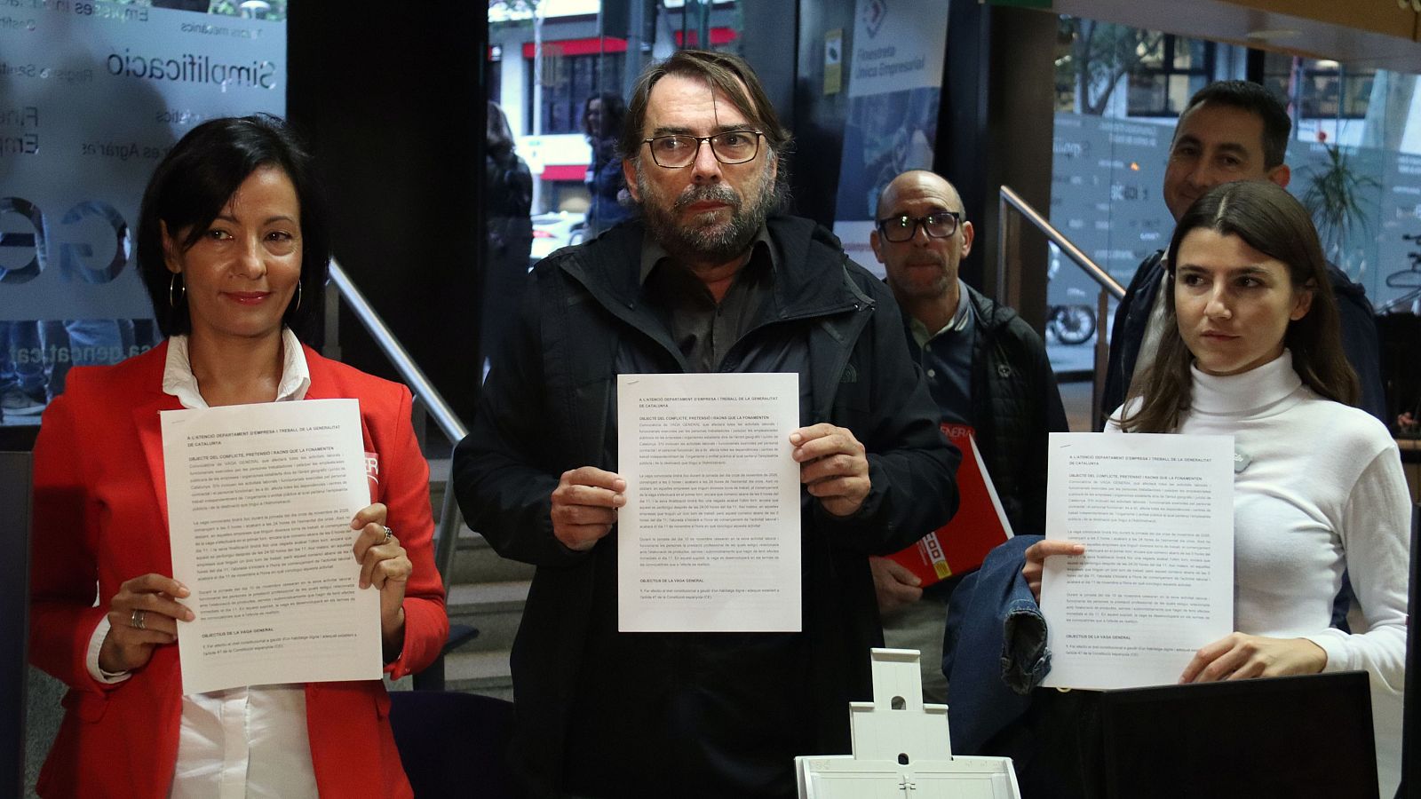 La secretària general de CCOO de Catalunya, Belén López; el secretari general de la UGT de Catalunya, Camil Ros, i la portaveu del Sindicat de Llogateres, Carme Arcarazo, registren de la vaga general de l'11-N a la seu del Departament de Treball.
