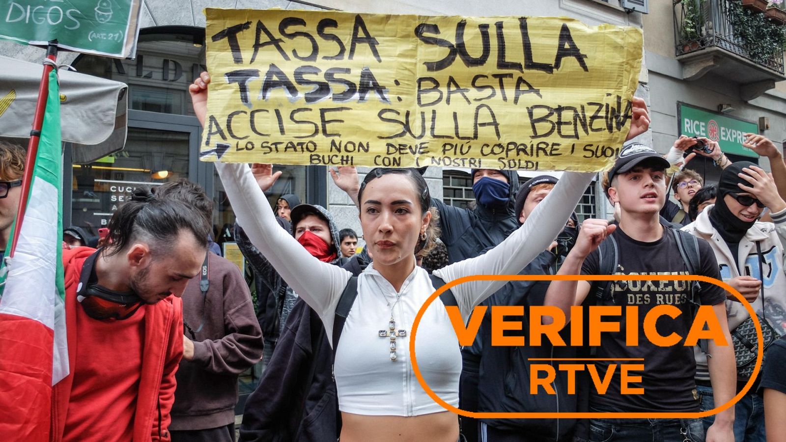 Manifestantes en Milán el 17 de octubre de 2026, con sello 'VerificaRTVE'