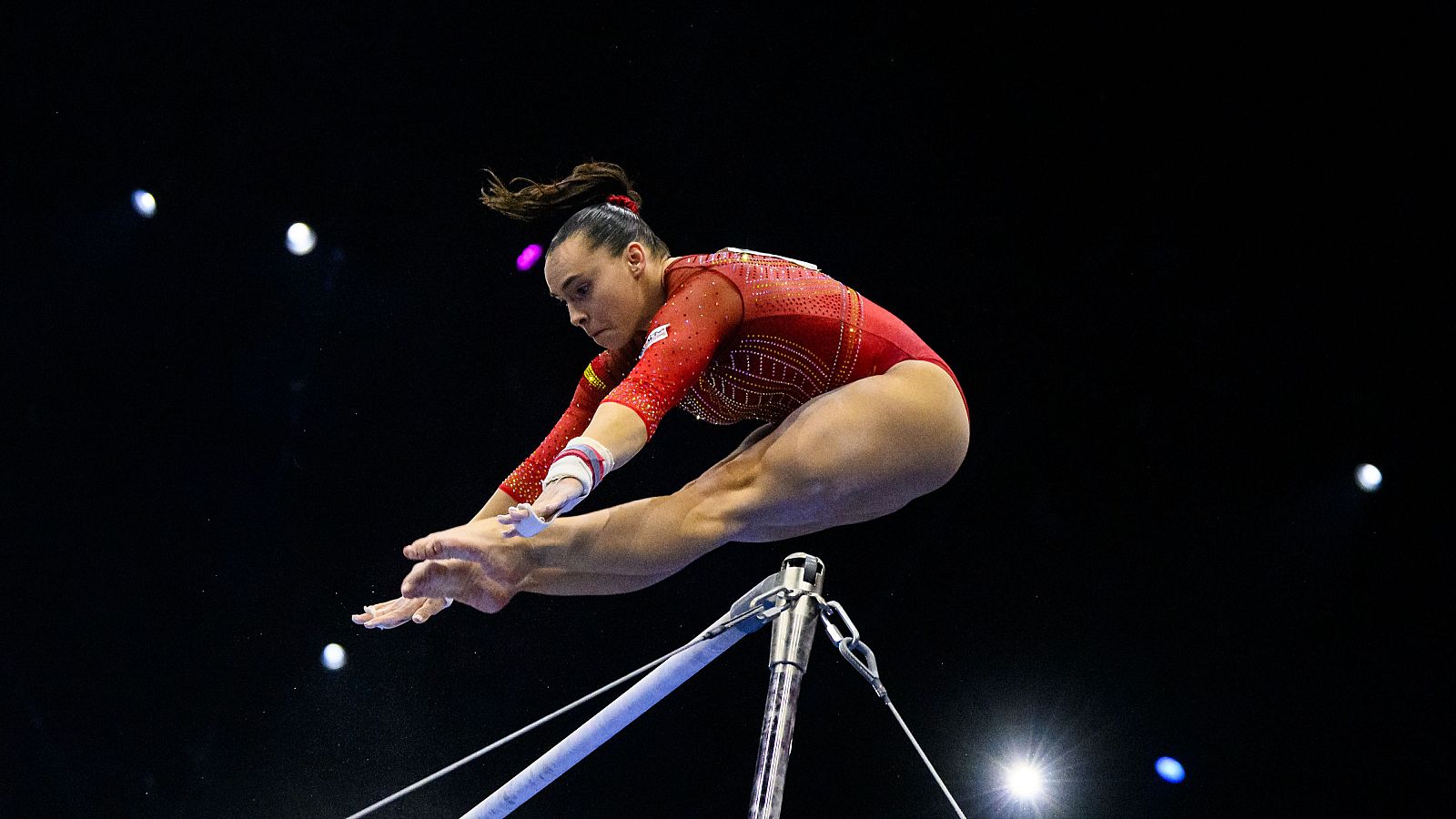 Alba Petisco, en el ejercicio de asimétricas de la preliminar del Mundial de gimnasia artística de Róterdam