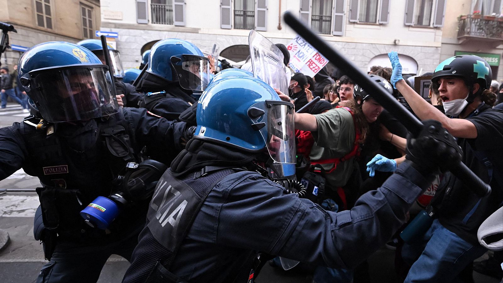 La policía antidisturbios se enfrenta a manifestantes durante una protesta antigubernamental en la Piazza Duomo de Milán