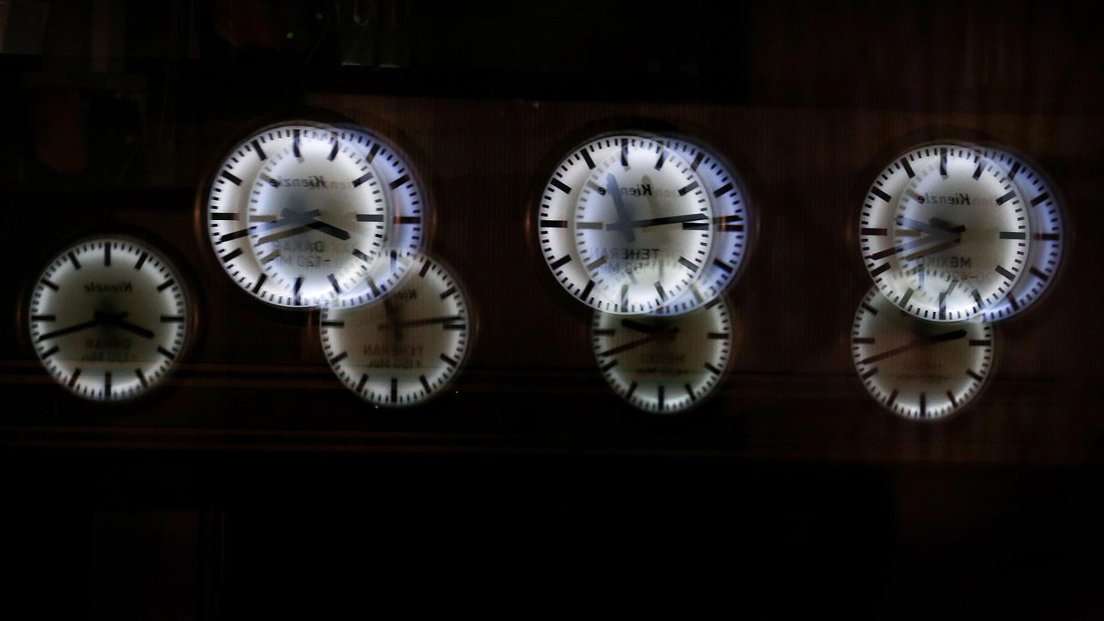 Relojes que muestran la hora de ciudades en distintos continentes