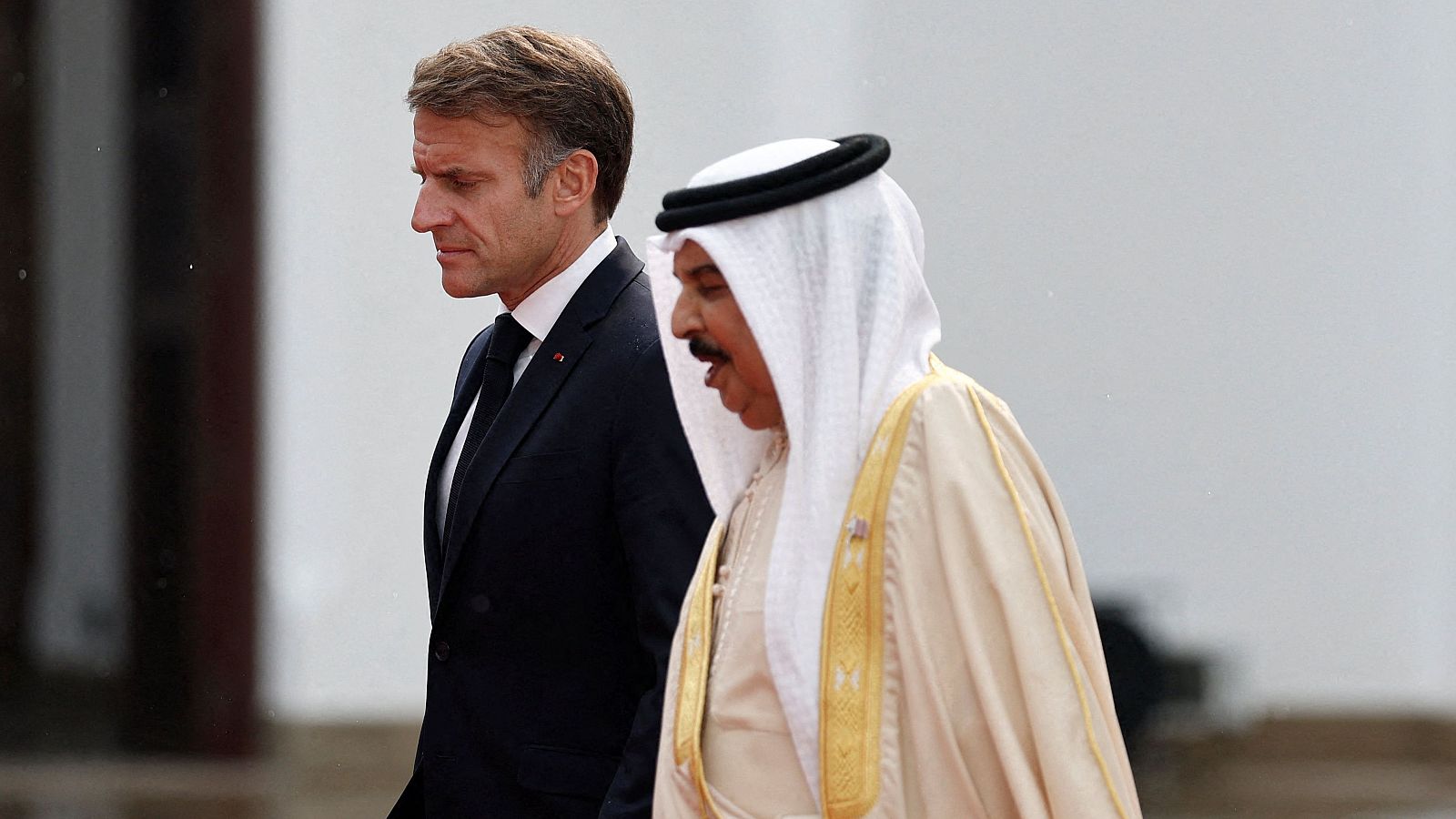 El rey de Baréin, Hamad bin Isa al-Khalifa (d), da la bienvenida al presidente de Francia, Emmanuel Macron, en el Palacio al-Sakhir