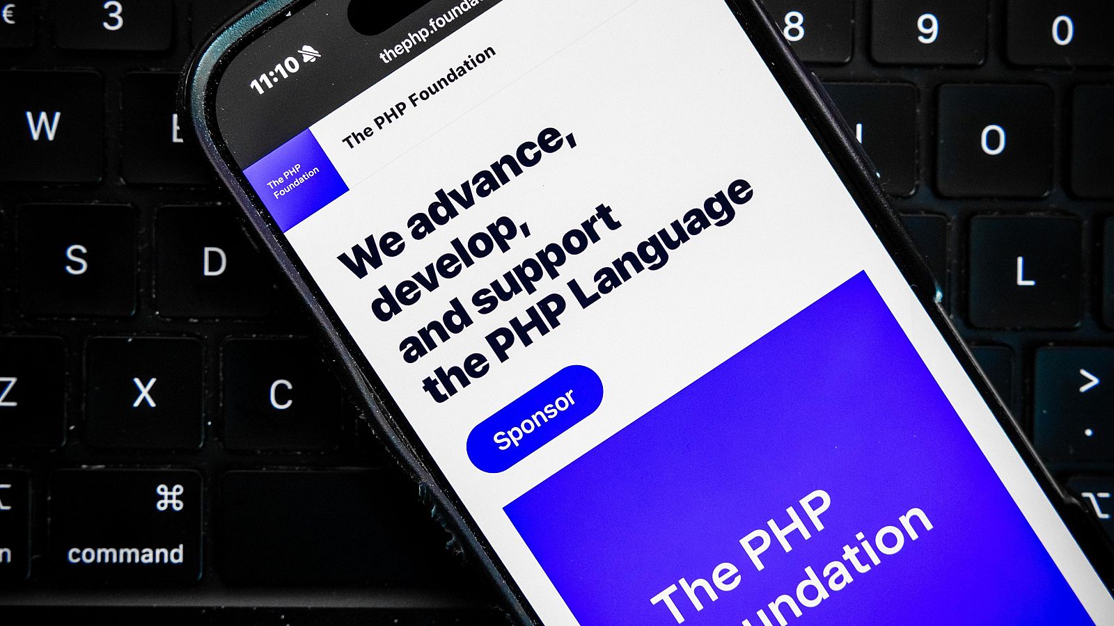 La web de The PHP Foundation en un teléfono móvil