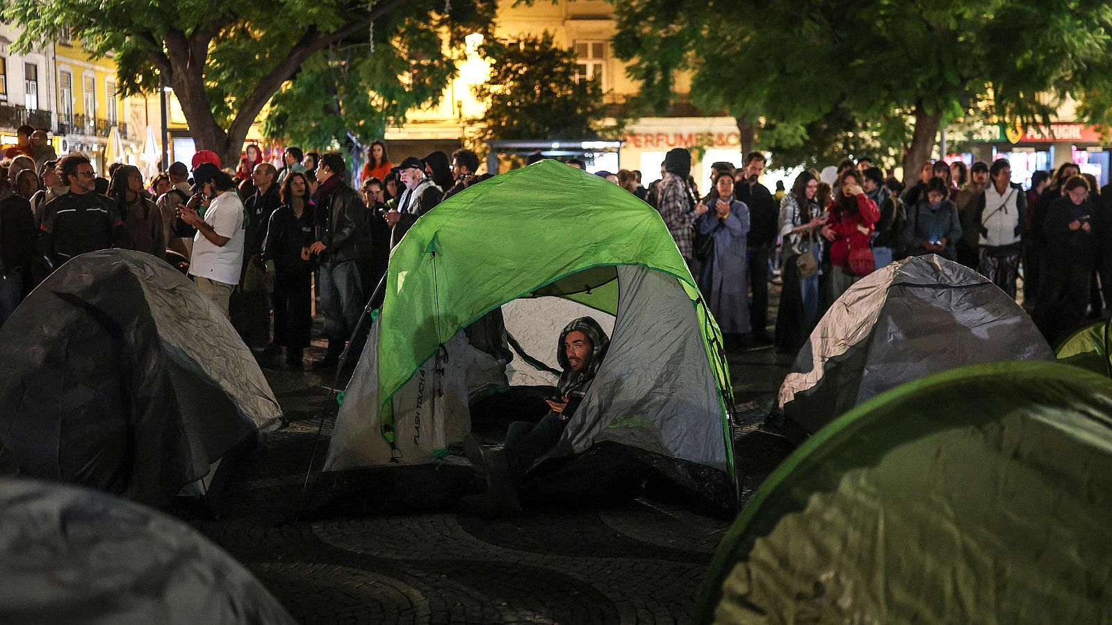 Manifestantes instalando tiendas de campaña en la plaza Rossio de Lisboa