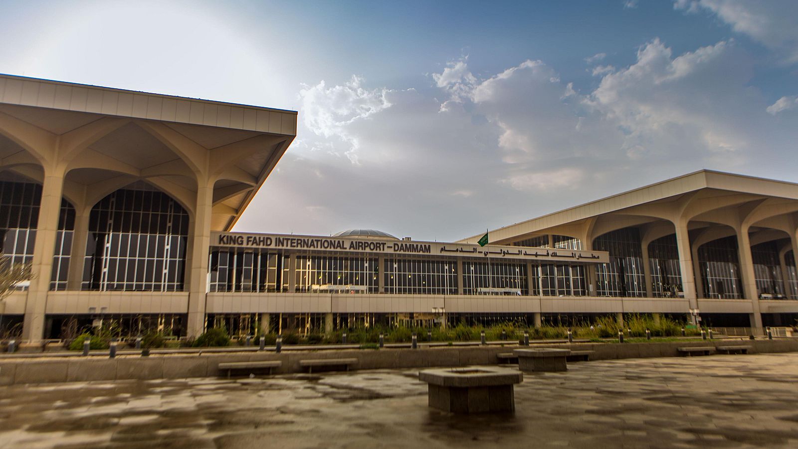 Fachada del aeropuerto internacional Rey Fahd de Dammam, al este de Arabia Saudí