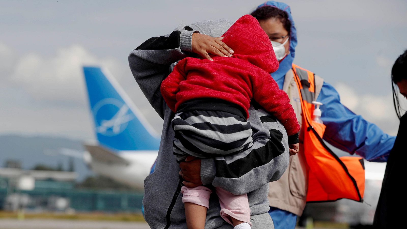 Imagen de archivo de una mujer y un niño deportados de EE.UU. a Guatemala