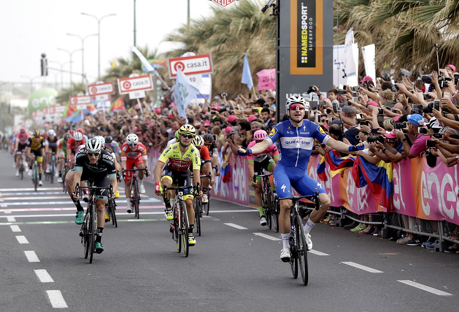 Elia Viviani celebra su victoria en la meta de Tel Aviv.