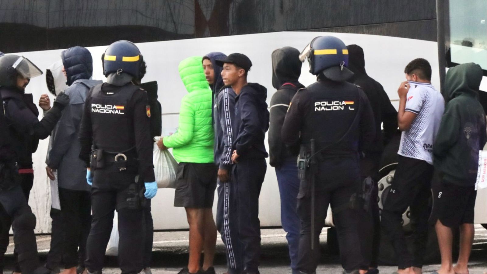 La Policía localiza a 74 migrantes hacinados en un piso de Ceuta.