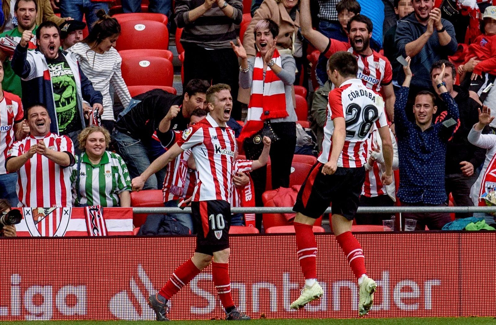 Iker Muniain (i) celebra con su compañero, el centrocampista Iñigo Córdoba, el primer gol del partido.