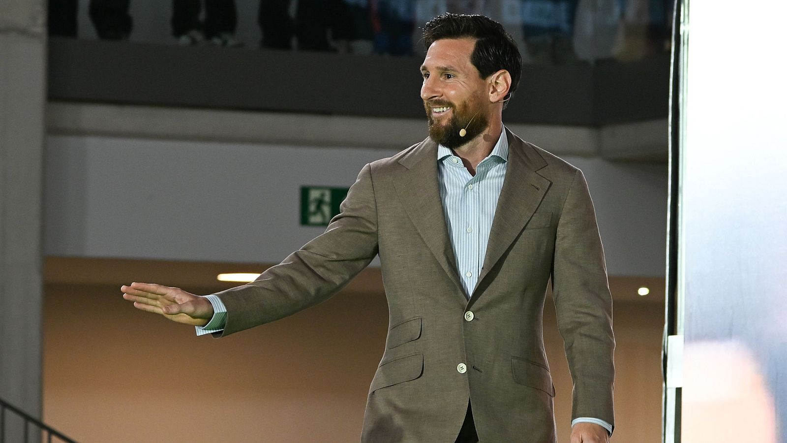 El futbolista argentino Leo Messi (d), Premio Princesa de Asturias de los Deportes 2026, se abraza al exfutbolista Santi Cazorla (i), durante el encuentro con la comunidad educativa, este jueves en el Palacio de los Deportes de Oviedo.