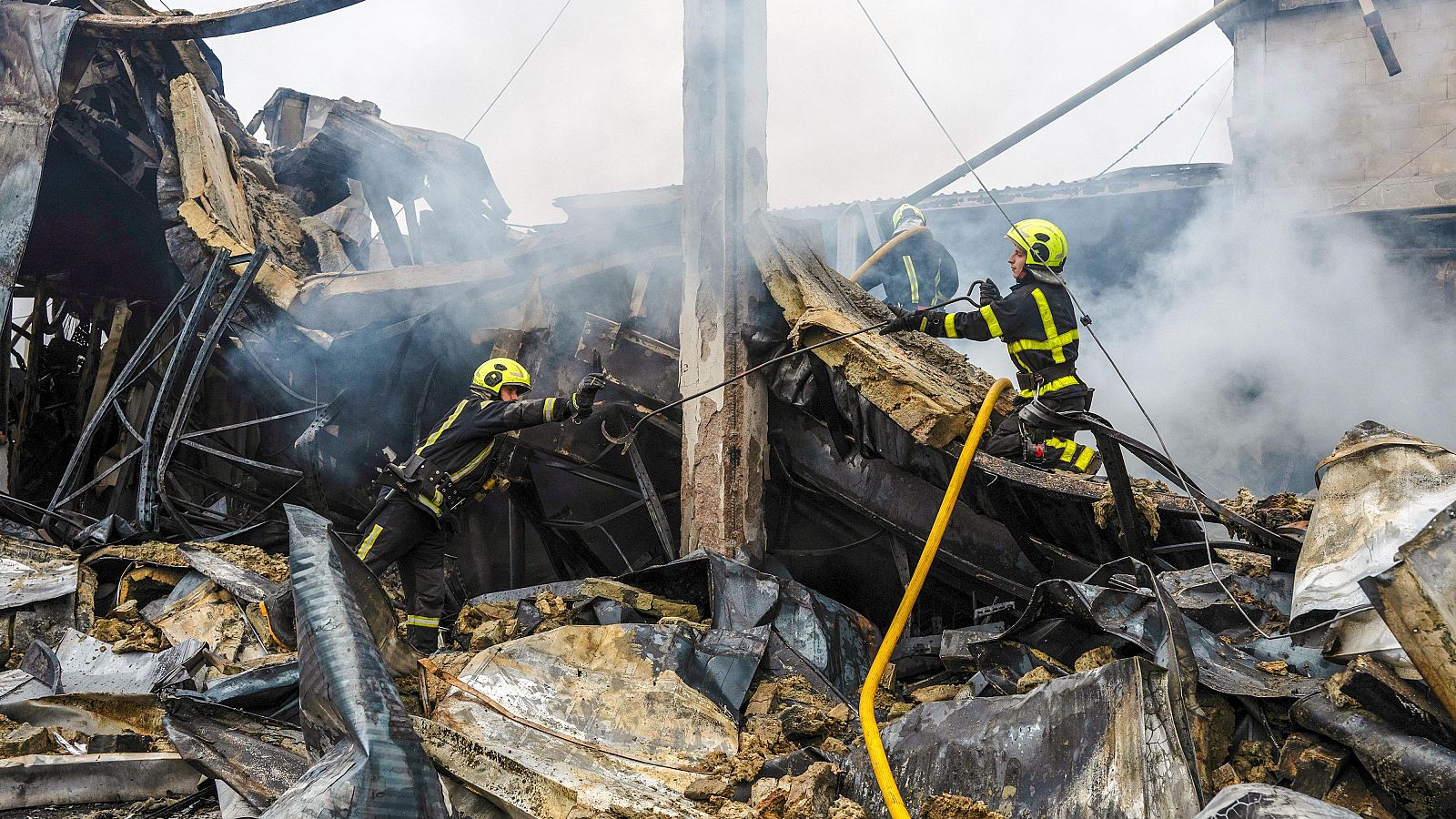 Los servicios de emergencia ucranianos trabajan en el lugar de un ataque con misiles ruso contra un hipermercado en Kiev, Ucrania.