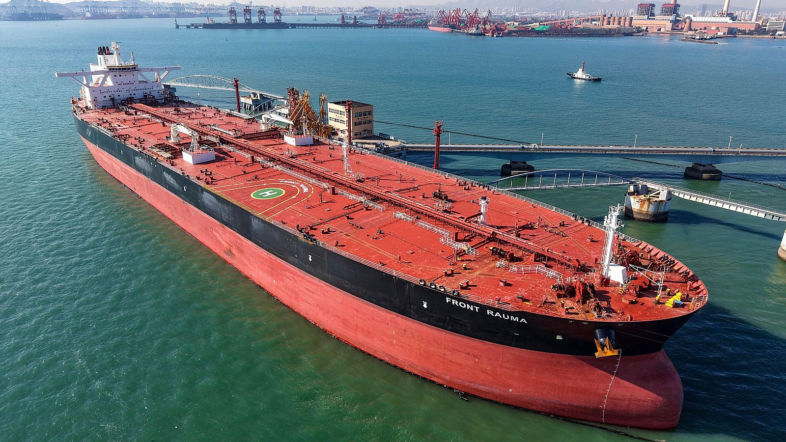 El petróleo se mantiene por encima de los 110 dólares por barril de brent y las bolsas europeas contienen la respiración