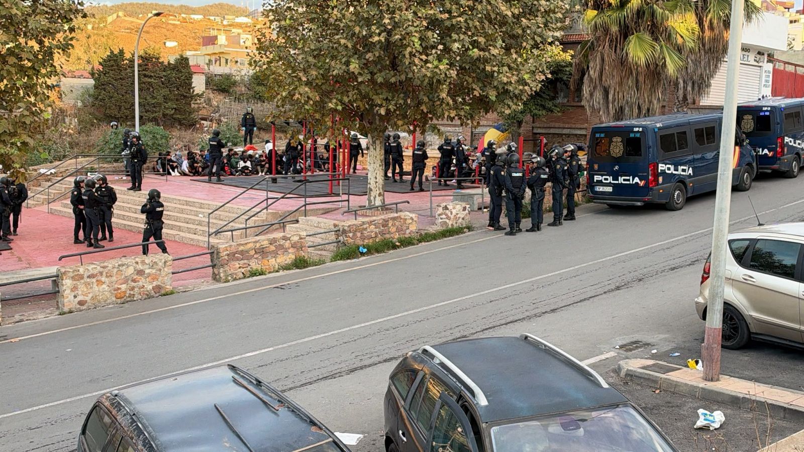 Vehículos policiales y agentes de la Policía Nacional desplegados esta mañana en El Príncipe