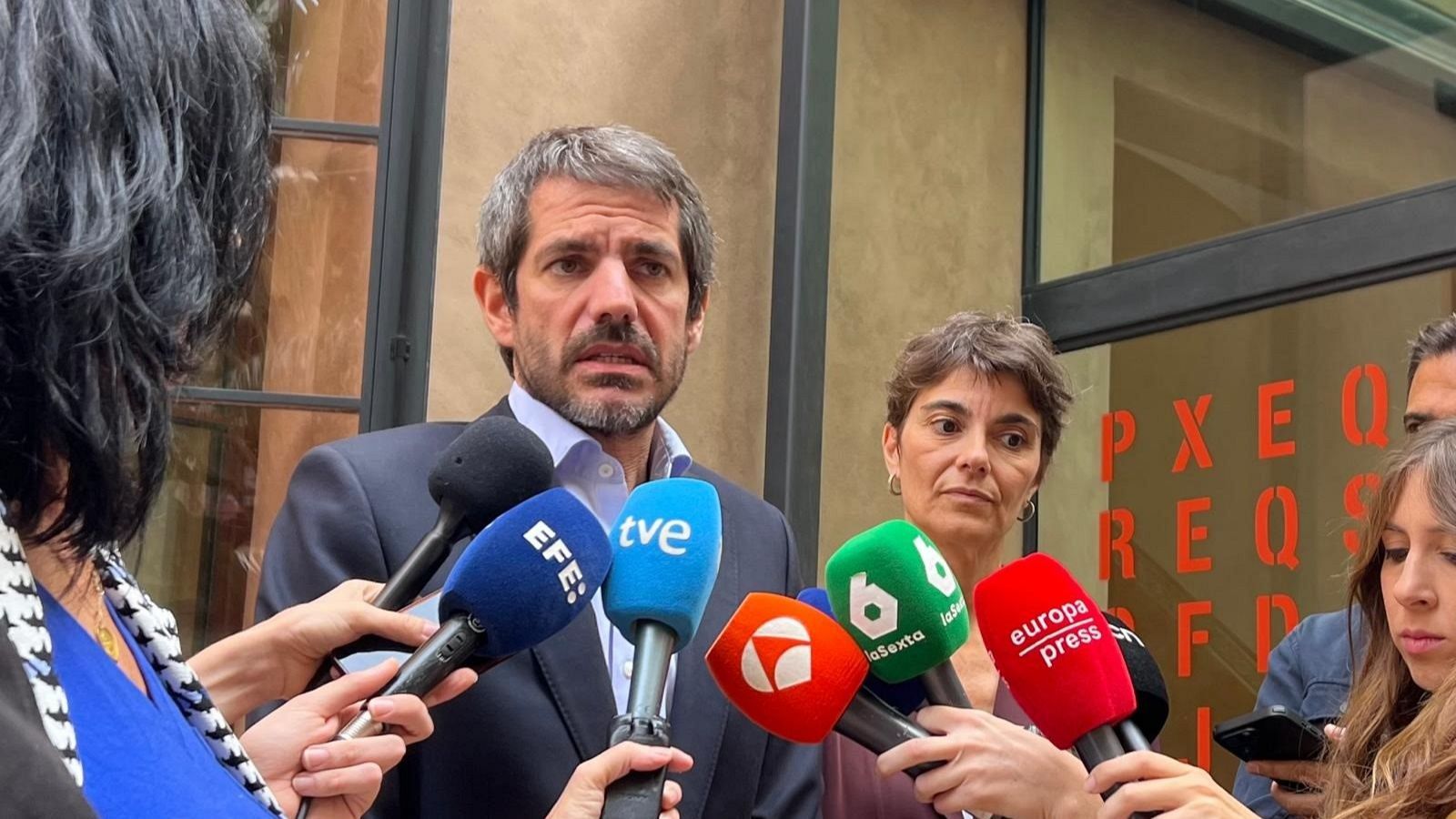 El ministro de Cultura, Ernest Urtasun, atiende a los medios de comunicación.