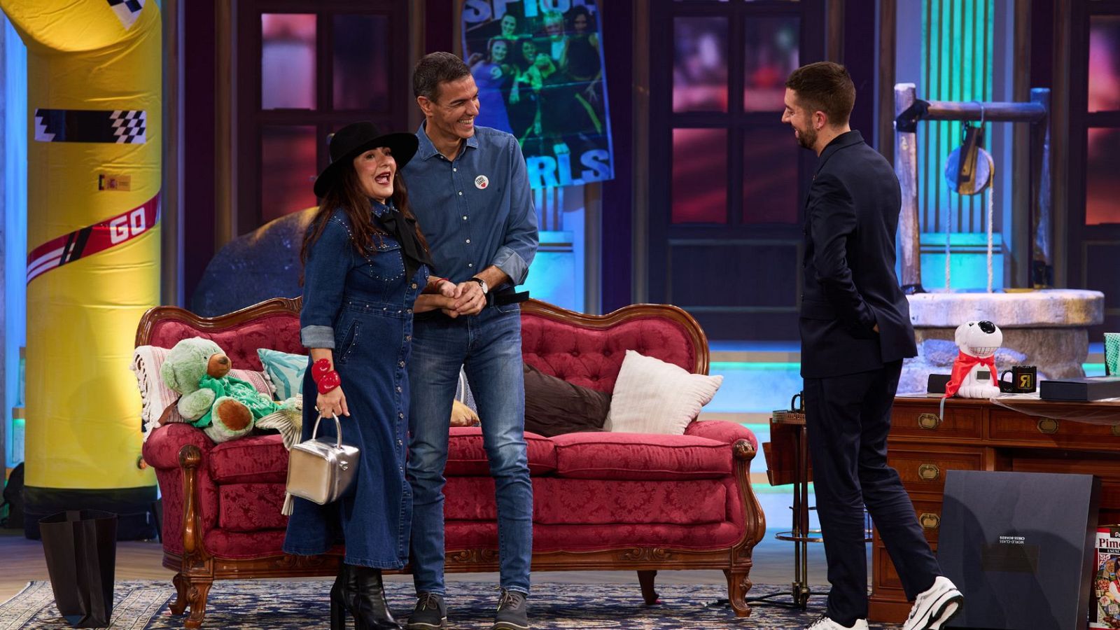 Pedro Sánchez, con Candela Peña y David Broncano, ayer en 'La Revuelta'