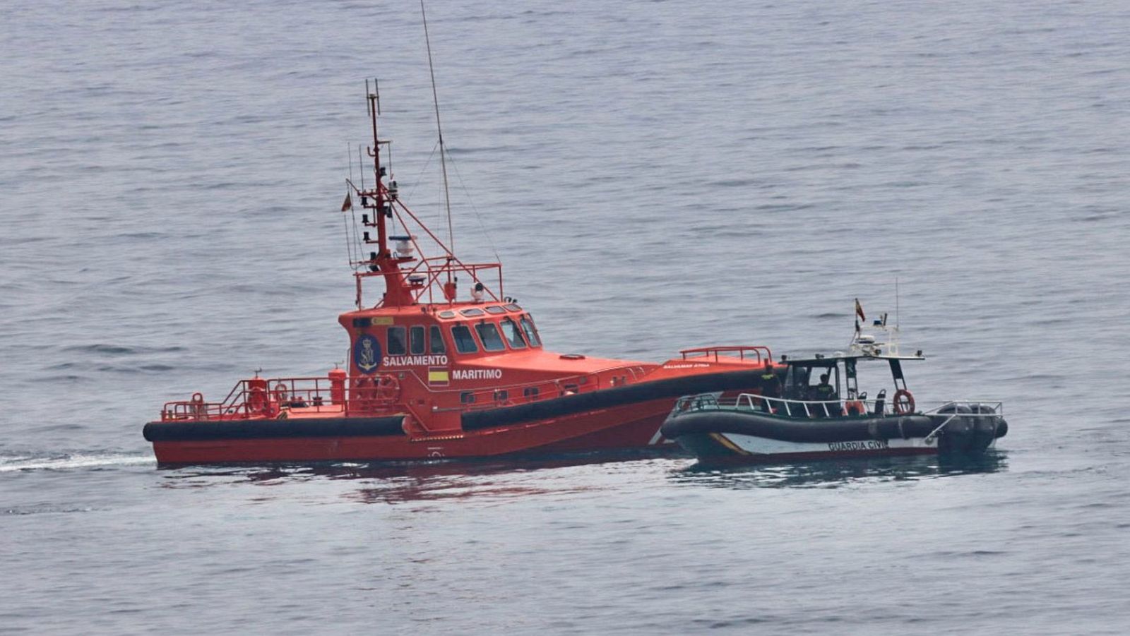 Imagen de archivo de embarcaciones de la Guardia Civil y Salvamento Marítimo, patrullando frente a la playa del Tarajal en Ceuta.