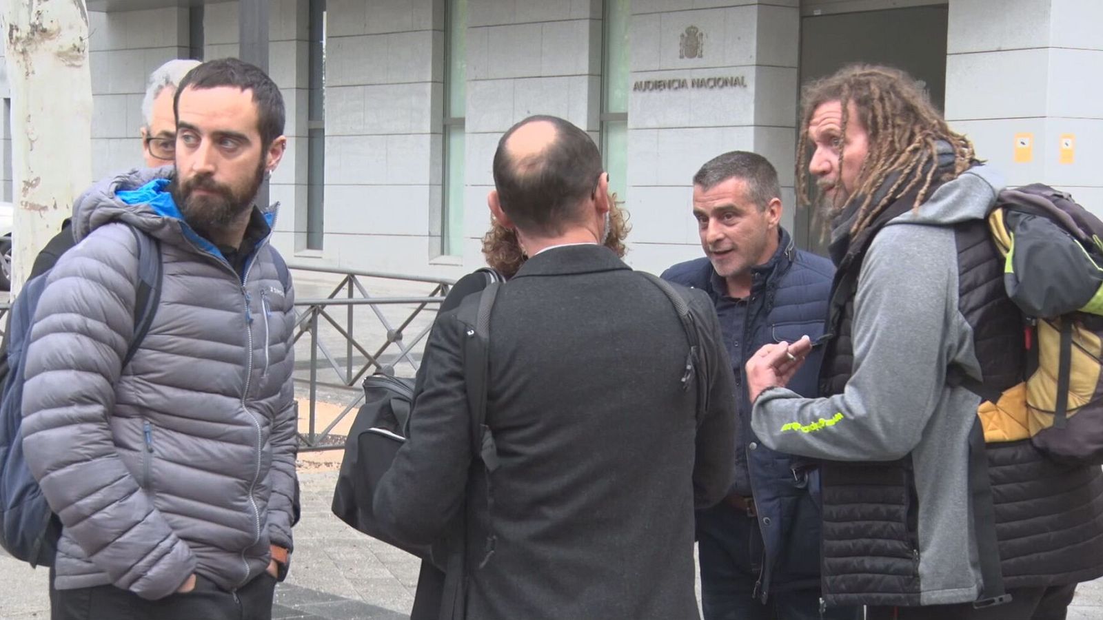 Alguns del CDR davant de la seu de l'Audiència Nacional a Madrid