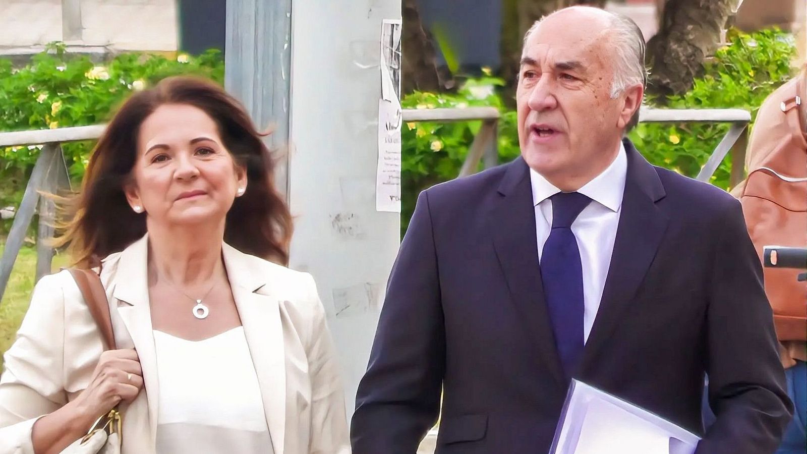 El alcalde de Algeciras, José Ignacio Landaluce, acompañado de su mujer e hija, a su llegada al juzgado de Violencia sobre la Mujer