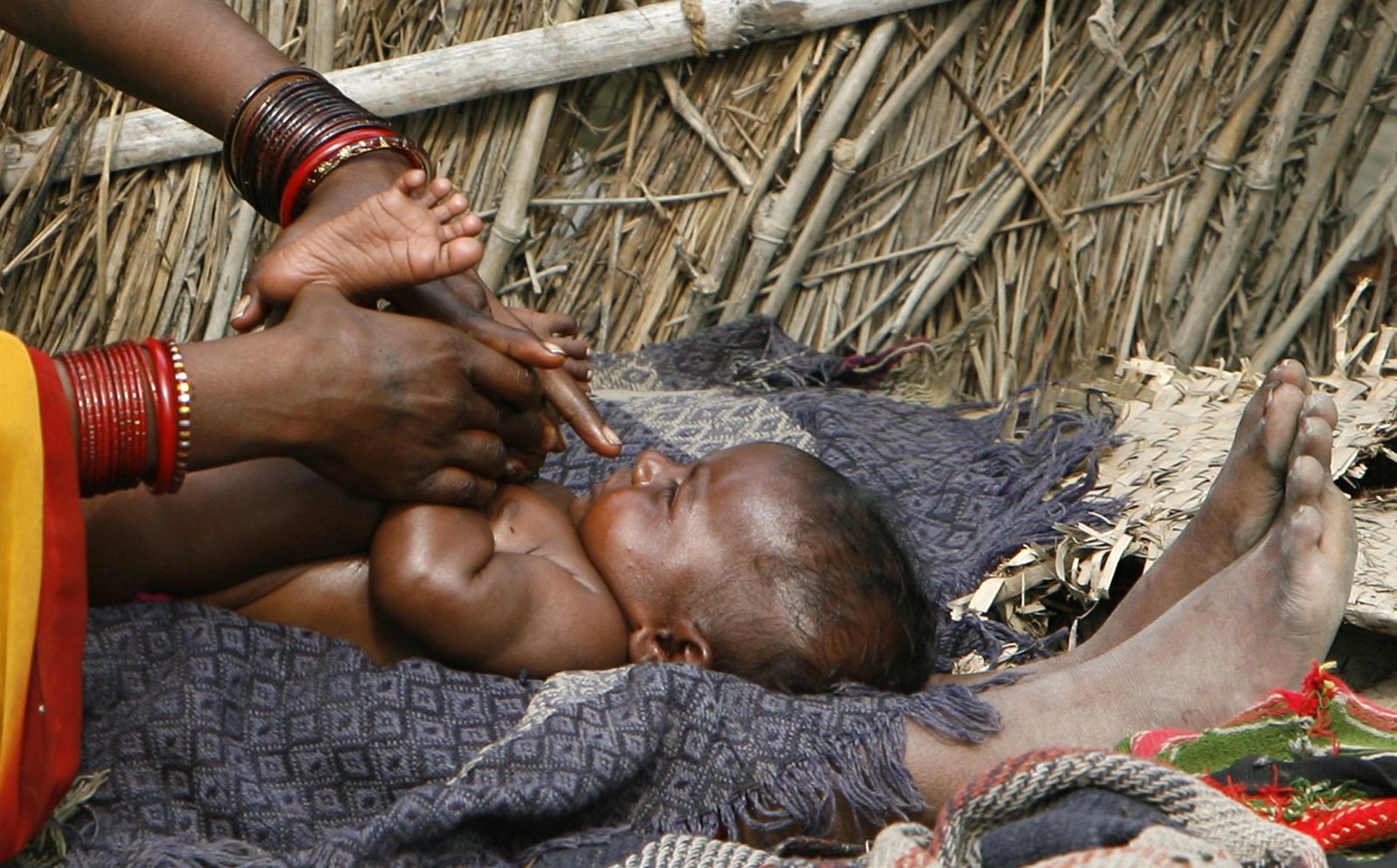 Imagen de una madre con su hijo en Africa
