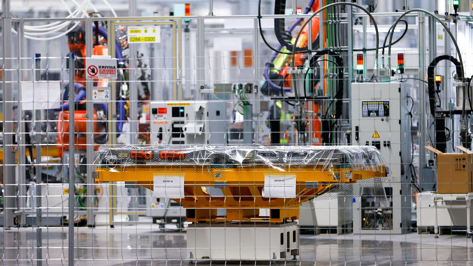 Linea de ensamblaje de baterías de la fabrica Seat, en Martorell, imagen de archivo.