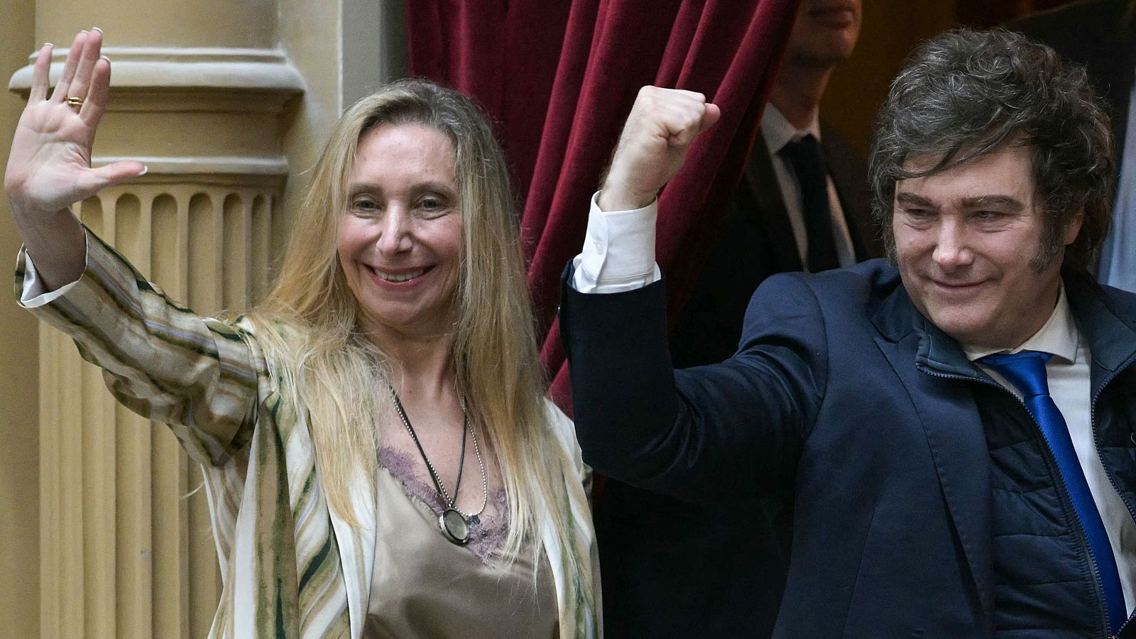 El presidente de Argentina, Javier Milei (derecha),y Karina Milei, saludan durante la ceremonia de juramento en la Cámara de Diputados del Congreso argentino, en Buenos Aires, el 3 de diciembre de 2025.