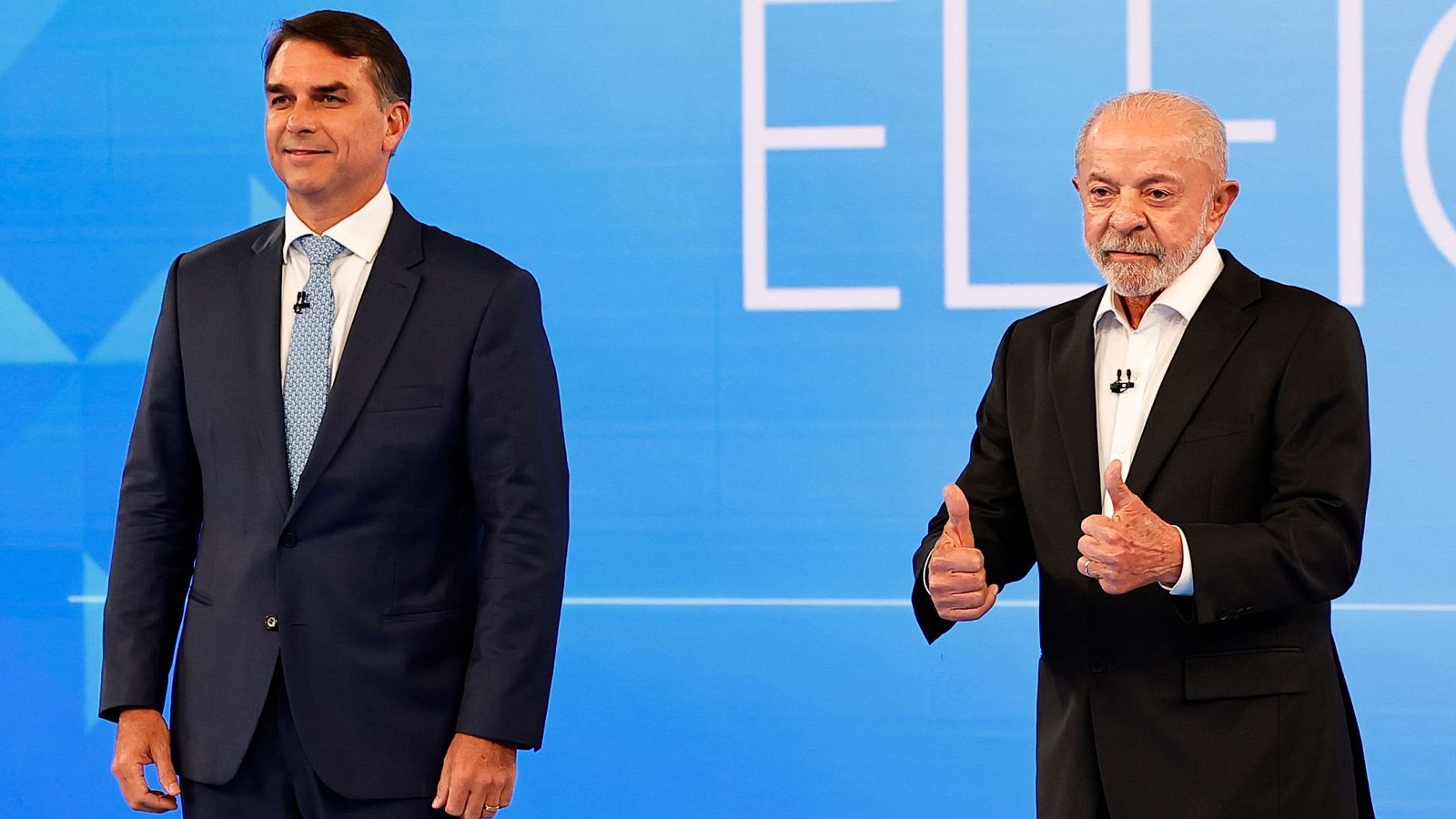 Los candidatos Luiz Inácio Lula da Silva (d), y Flávio Bolsonaro, asisten a un debate en los estudios de TV GLOBO este viernes, a dos días de la segunda vuelta de las elecciones presidenciales.
