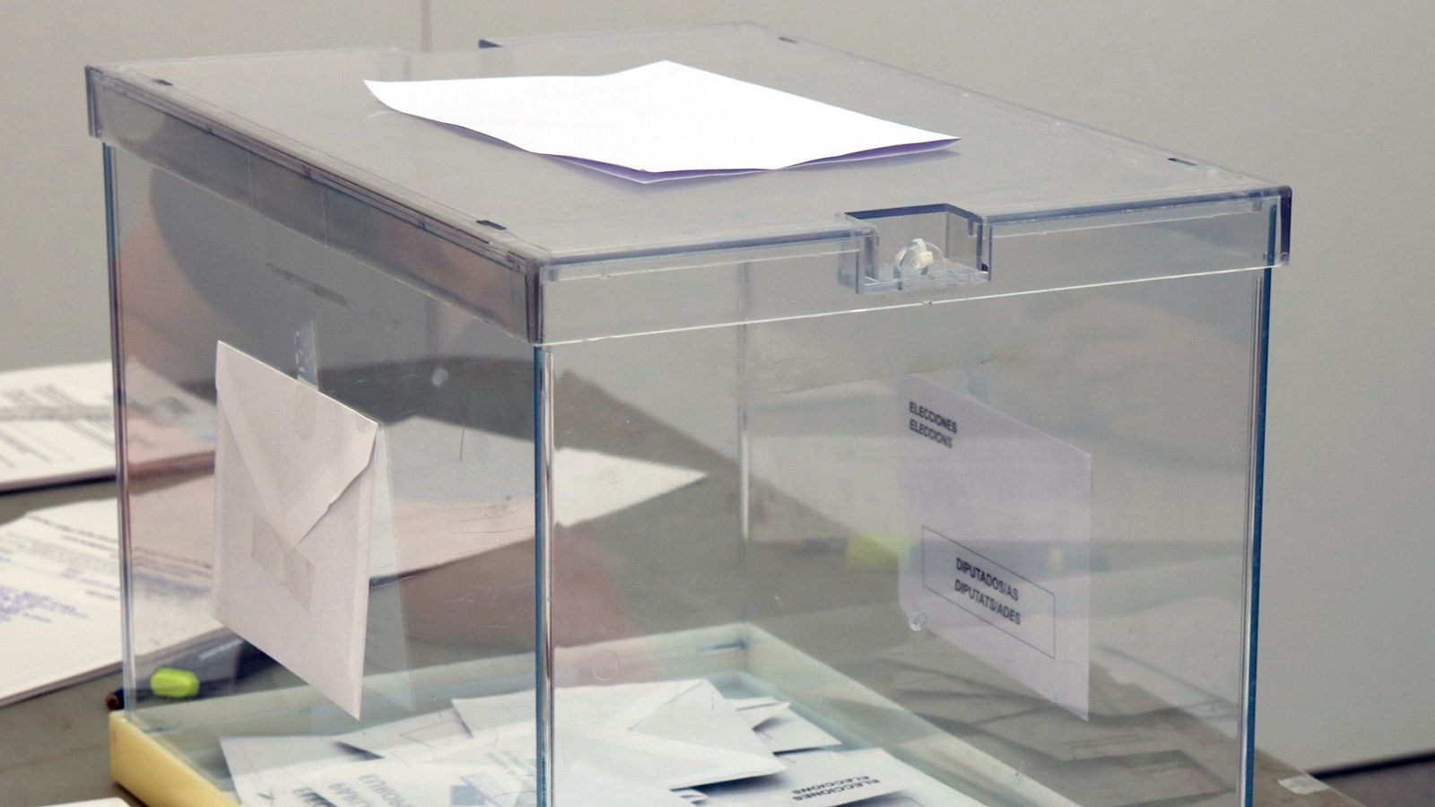 Urna al Casal de Mira-sol de Sant Cugat per les eleccions al Parlament Europeu del 9 de juny del 2024