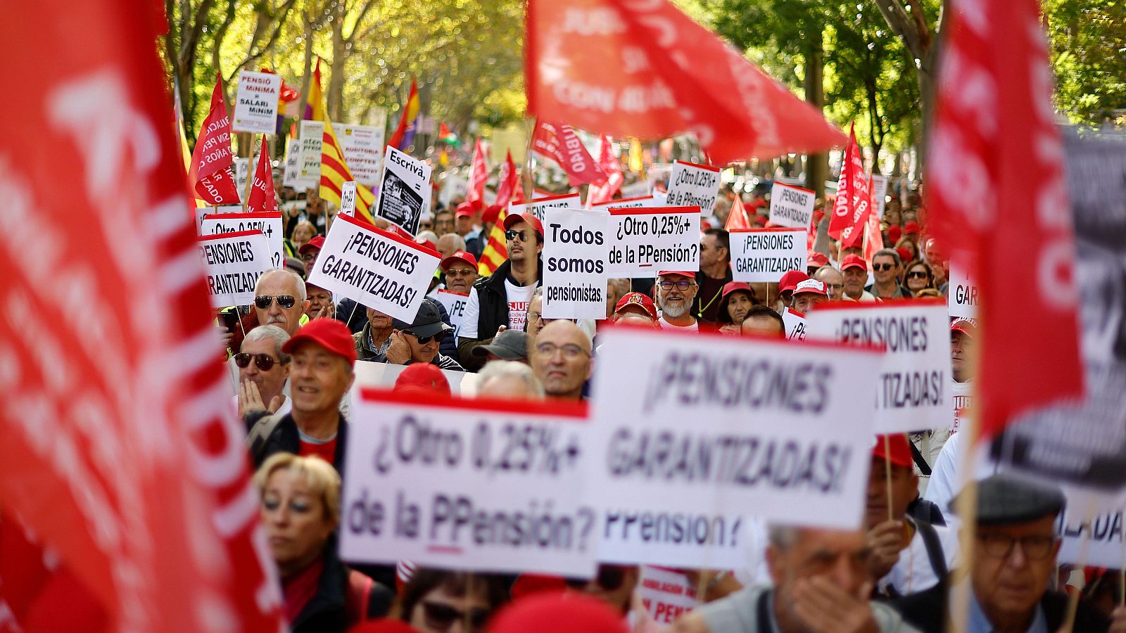 Miles de personas se manifiestan en Madrid por unas pensiones públicas dignas y en contra de su privatización