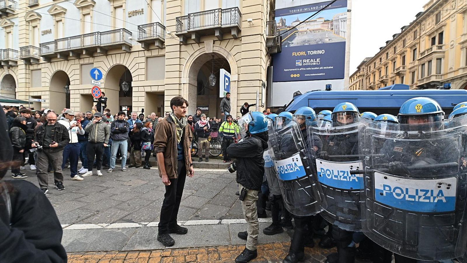 Miles de jóvenes protestan en Milán por los altos precios