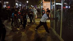 Más de 120 detenidos y 14 agentes heridos tras los disturbios en el centro de Barcelona