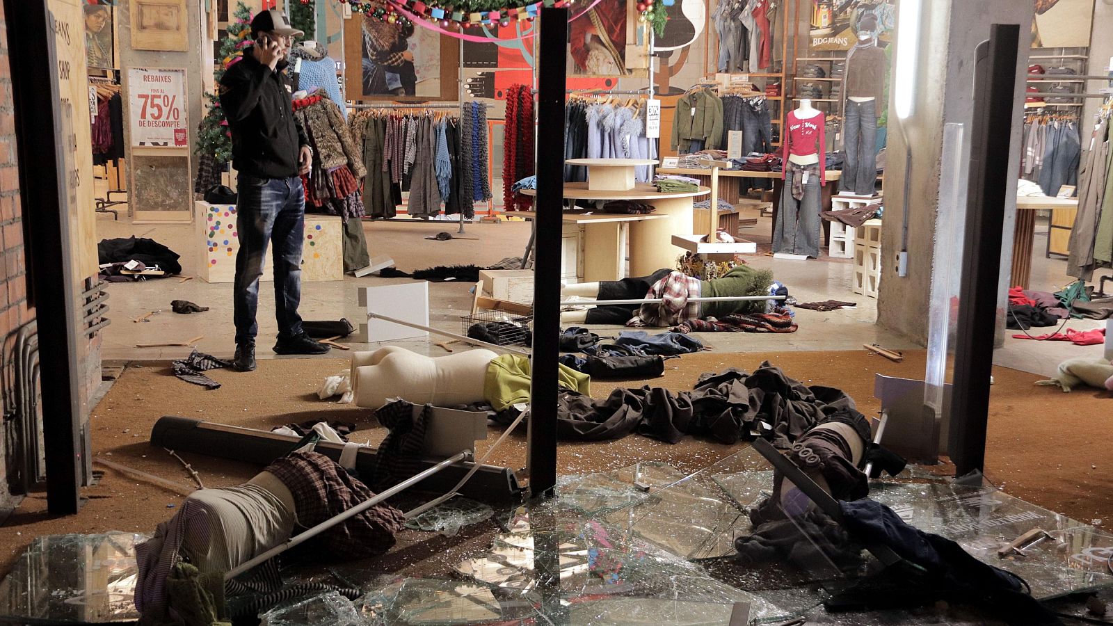 Un comerç de roba de la plaça de Catalunya de Barcelona destrossat després dels aldarulls d'aquest dissabte