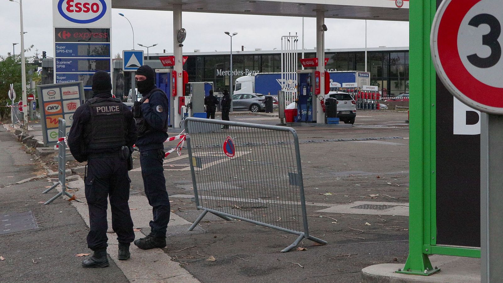 Estación de servicio en Trappes, al suroeste de París, donde un hombre abrió fuego con un arma automática y mató una persona e hirió a varias de extrema gravedad, un acto que se investiga como un atentado terrorista.
