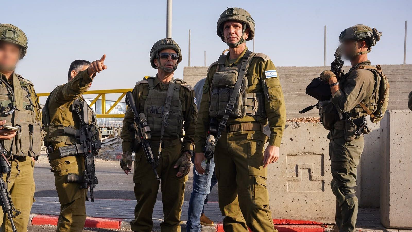 Soldados de las FDI y agentes de la Policía de Fronteras de Israel inician operaciones ofensivas en la zona de Hebrón. El primer ministro israelí, Benjamín Netanyahu, ordenó el cierre "total" e indefinido de Cisjordania a partir de este viernes.