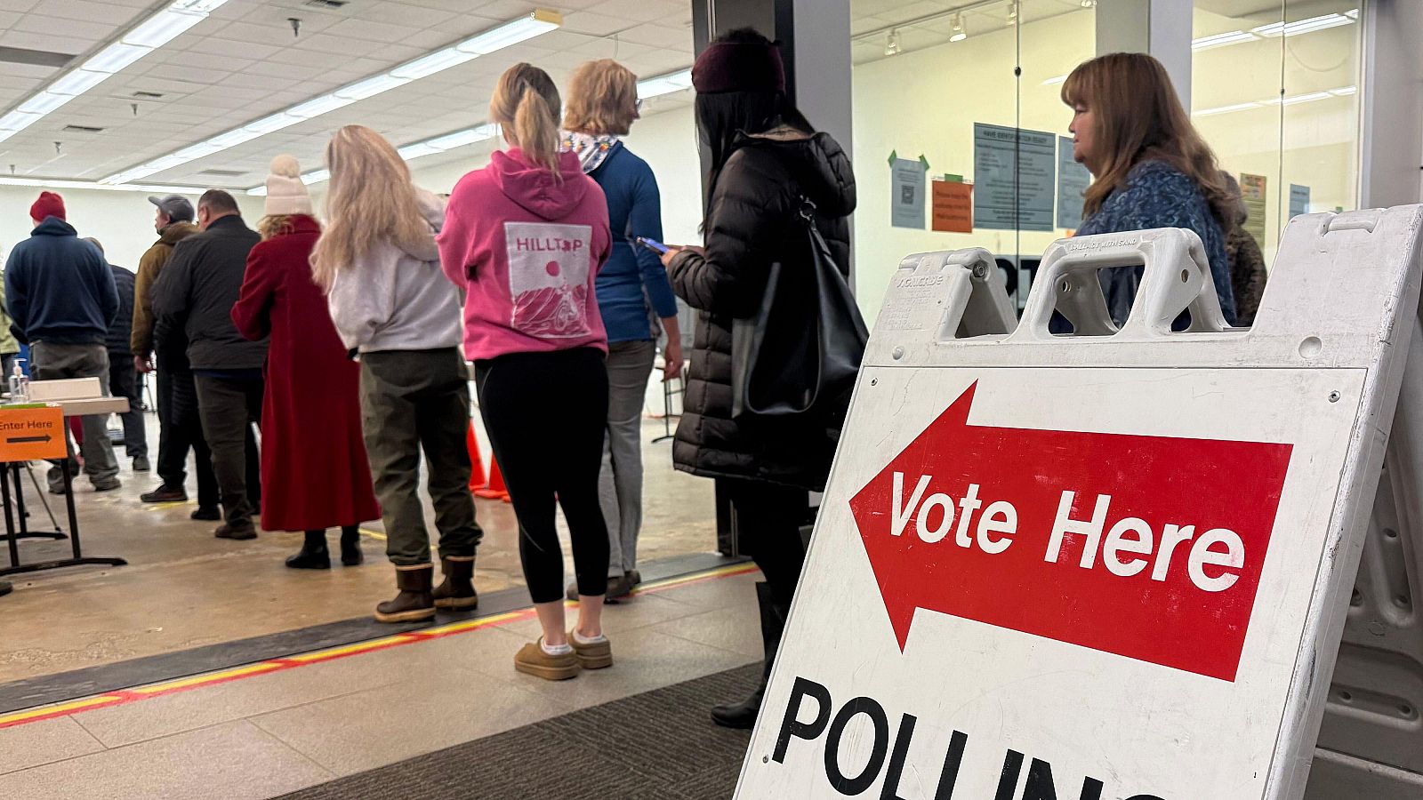 Cola en un centro de votación anticipada situado en un centro comercial de Anchorage, Alaska, el miércoles 21 de octubre de 2026.