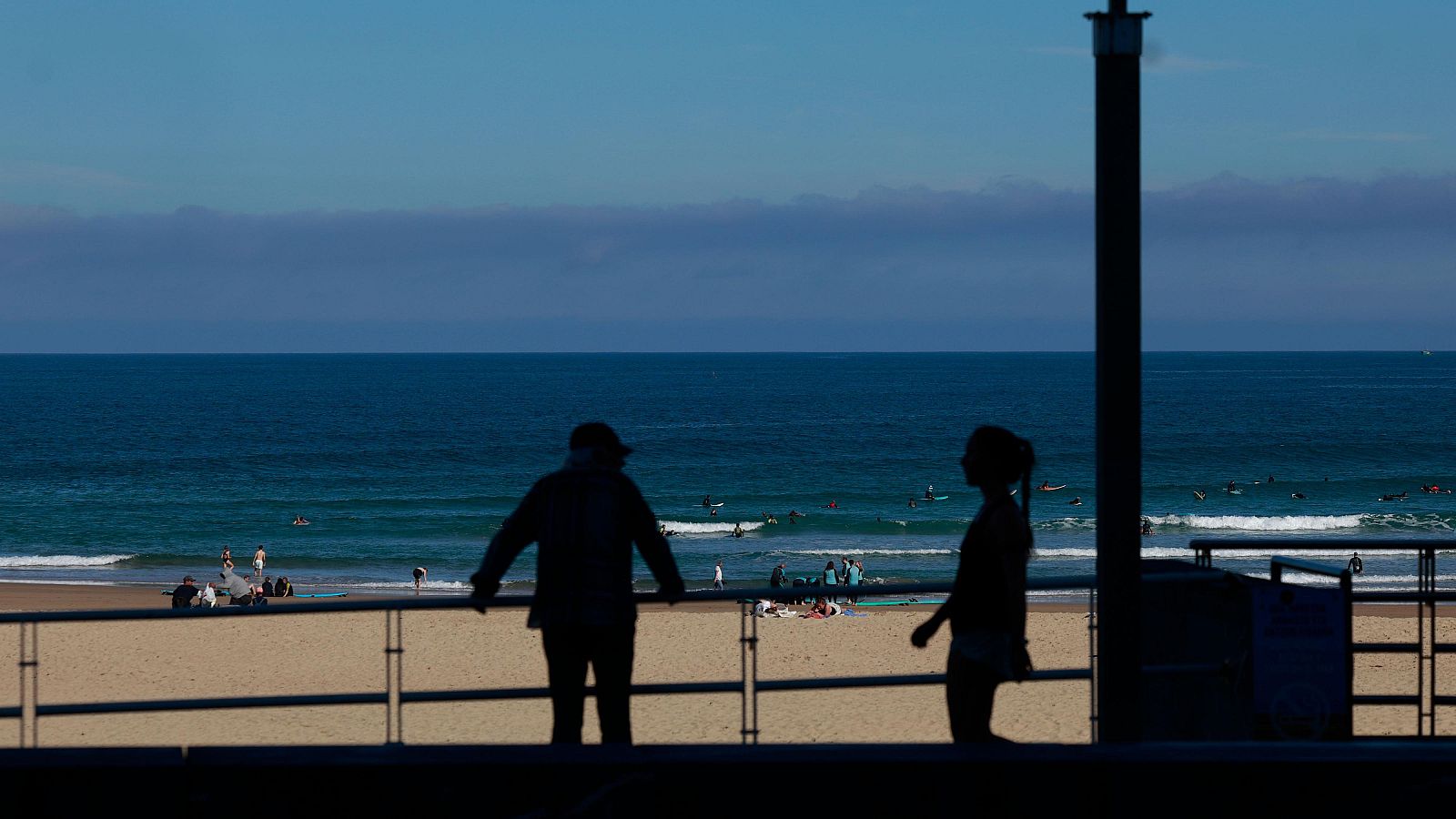 Paseantes y bañistas en San Sebastían disfrutan de un día soleado de otoño. Imagen de archivo.