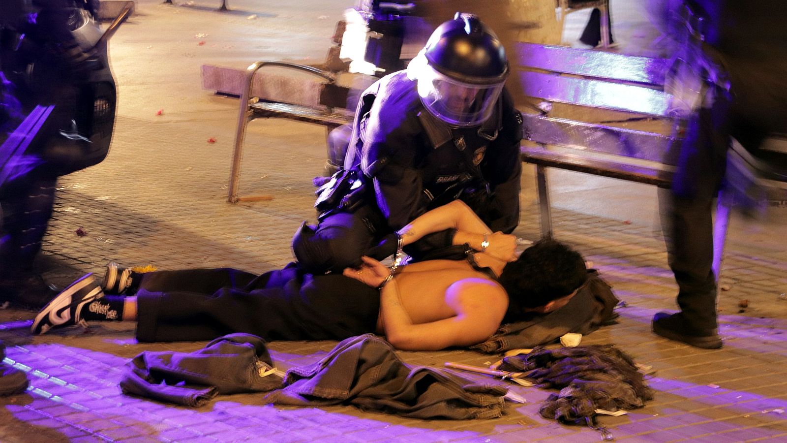 Els Mossos detenen un noi a la plaça de Catalunya després de saquejar una botiga