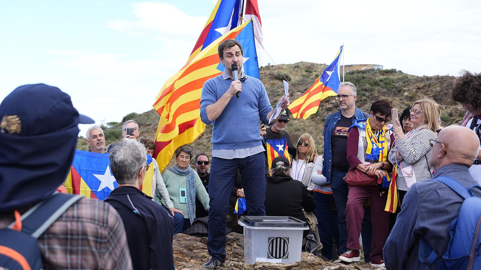 Toni Comín dirigeix unes paraules a les desenes de persones que l'han acompanyat en el seu retorn a Catalunya