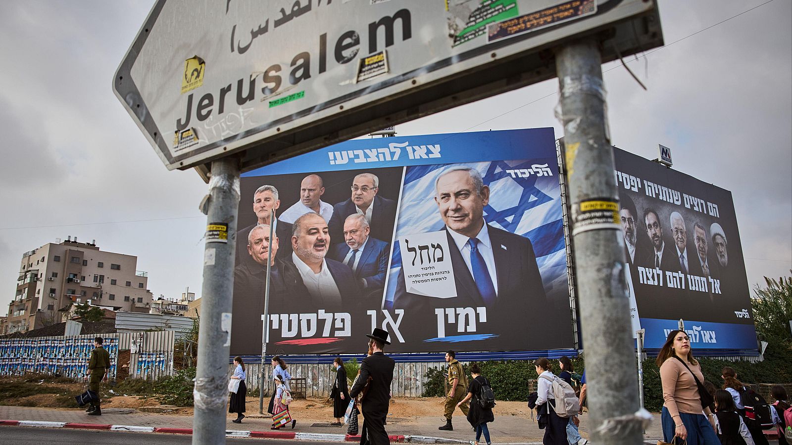 Valla publicitaria de la campaña de Benjamin Netanyahu en la que se lee "La derecha o Palestina" en Beni Brak, Israel