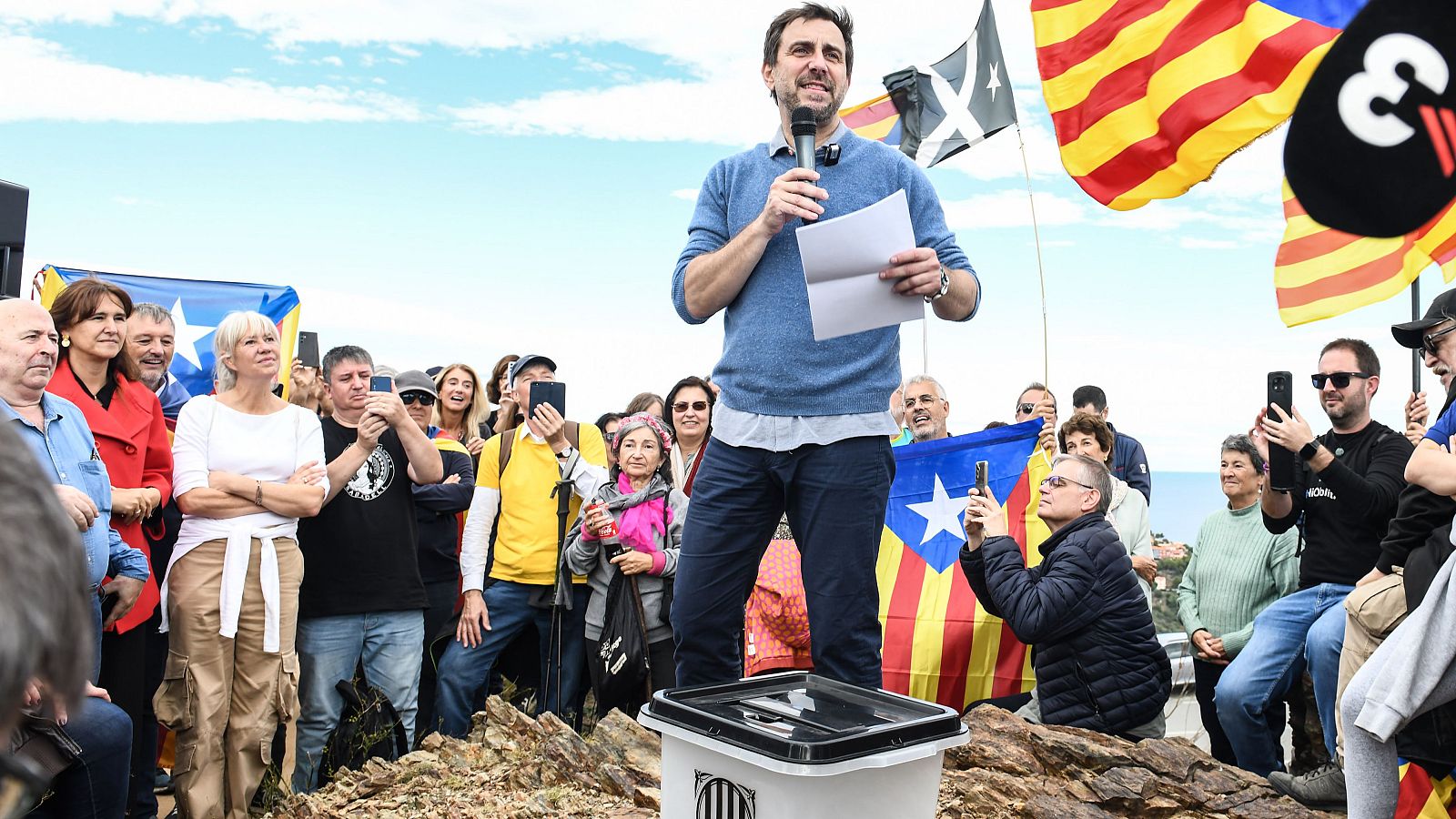 El eurodiputado electo de Junts y exconseller Toni Comín cruza a pie la frontera