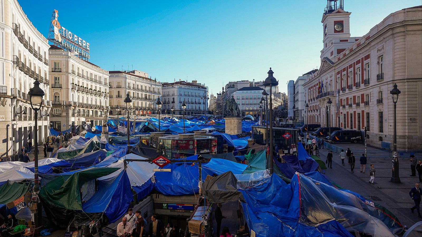 La acampada por la vivienda en la Puerta del Sol de Madrid, al día siguiente de conocerse la muerte de Maricarmen Abascal.