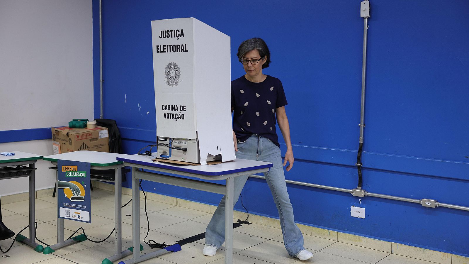 Una mujer vota este domingo en colegio electoral en Sao Bernardo Do Campo (Brasil)