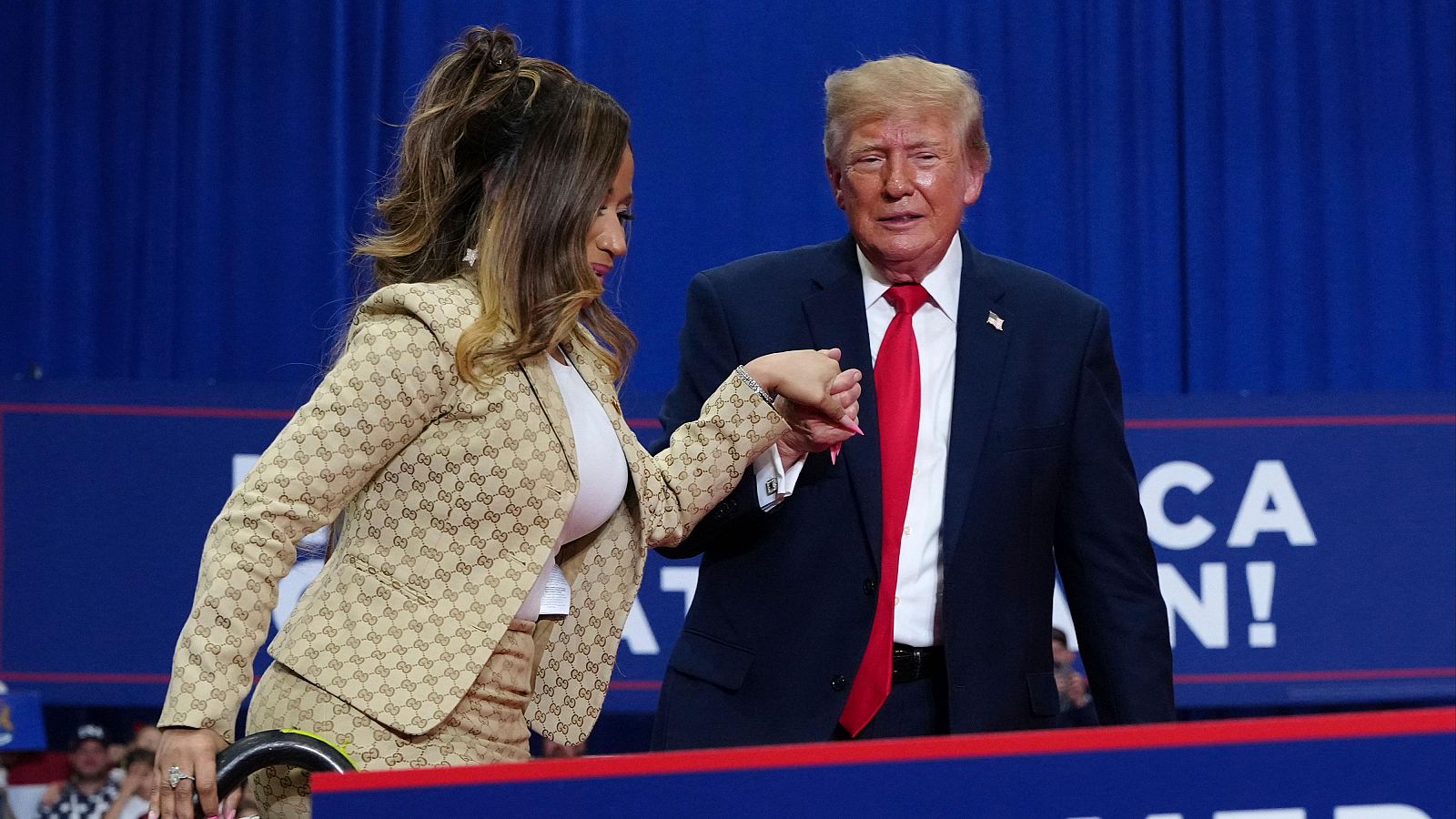El presidente Donald Trump, a la derecha, ayuda a Nicki Minaj a subir al escenario