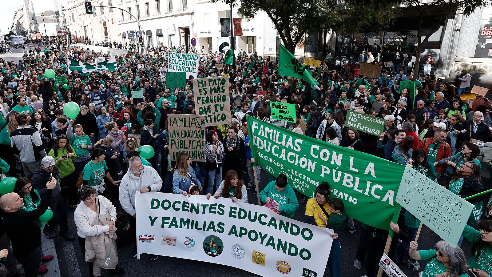 Concentración convocada por las familias de la escuela pública madrileña en apoyo al profesorado