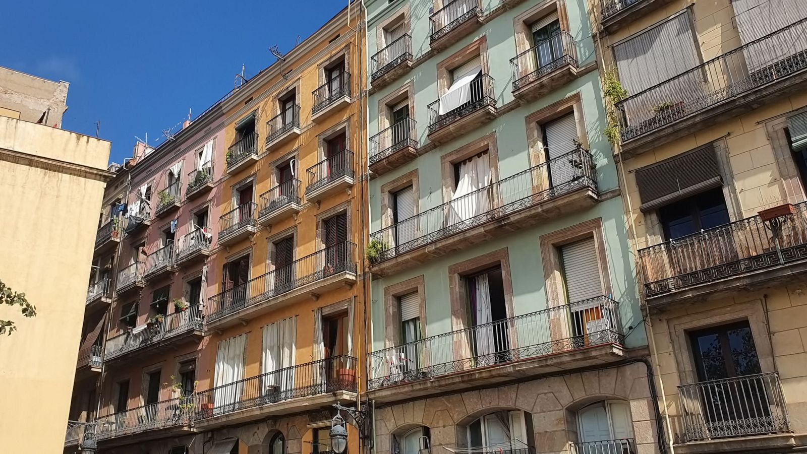 Fachada de viviendas en Barcelona.